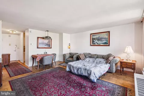 210 Locust St #8EW, Philadelphia, PA 19106