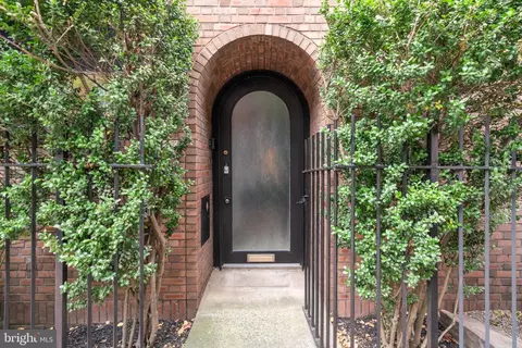 237 S 3rd St, Philadelphia, PA 19106