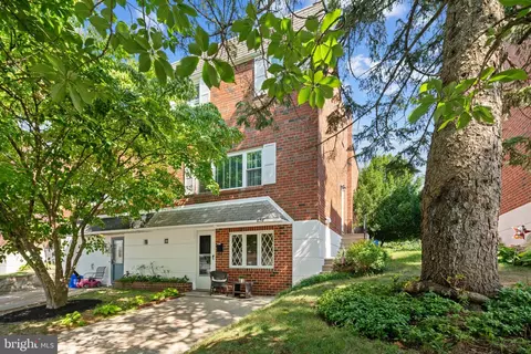 858 Ronnie Ln, Philadelphia, PA 19128