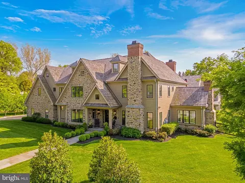 14 Valley View Rd, Philadelphia, PA 19118