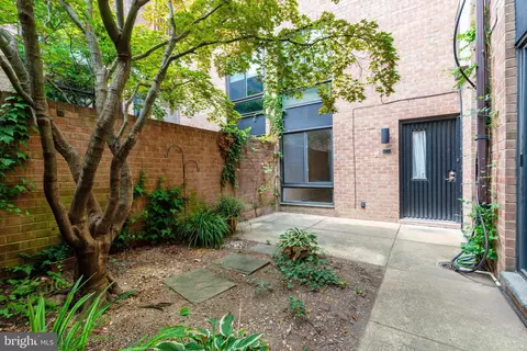 130 Spruce St #7A, Philadelphia, PA 19106