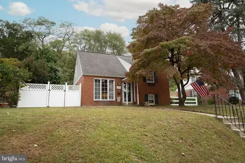 909 Lomond Ln, Philadelphia, PA 19128