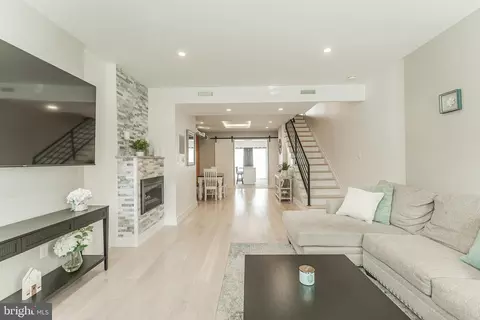 1132 S Front St, Philadelphia, PA 19147