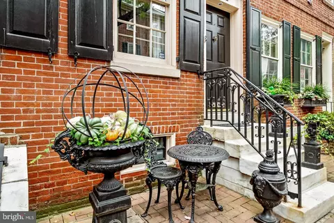 522 Delancey St, Philadelphia, PA 19106