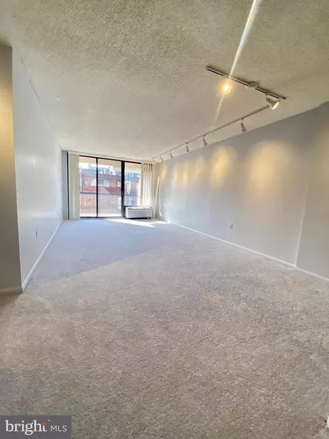 241 S 6th St #310E, Philadelphia, PA 19106