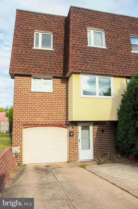 855 Hendrix St, Philadelphia, PA 19116