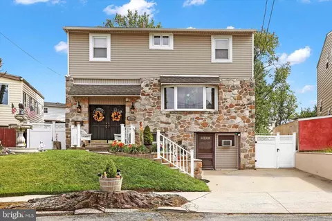 1984 King Arthur Rd, Philadelphia, PA 19116