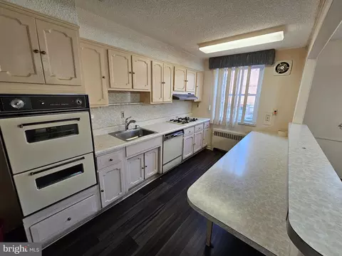 1233 Fanshawe St, Philadelphia, PA 19111