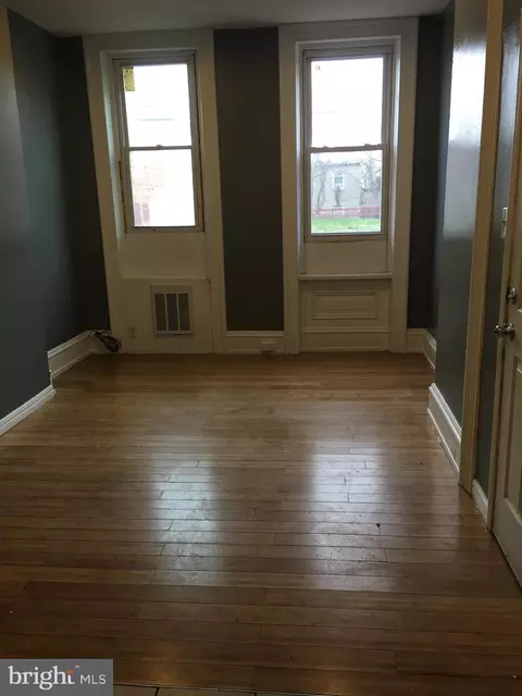 933 W Dauphin St, Philadelphia, PA 19133