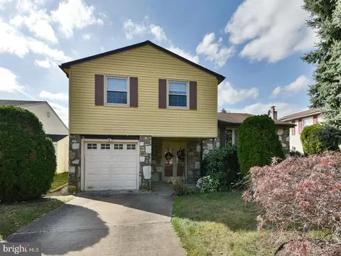 392 Woodhaven Rd, Philadelphia, PA 19116