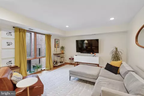 130 Spruce St #32B, Philadelphia, PA 19106