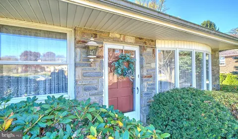 720 Stratford Dr, Philadelphia, PA 19115