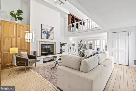 254 S 9th St, Philadelphia, PA 19107