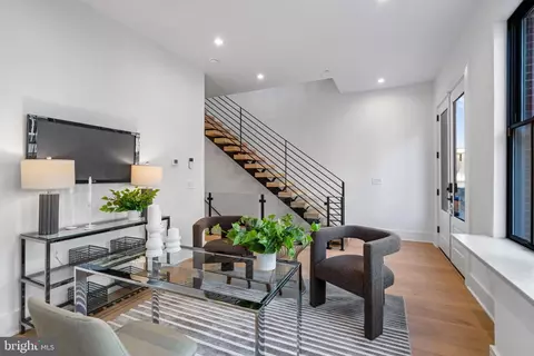 246 N 2nd St, Philadelphia, PA 19106