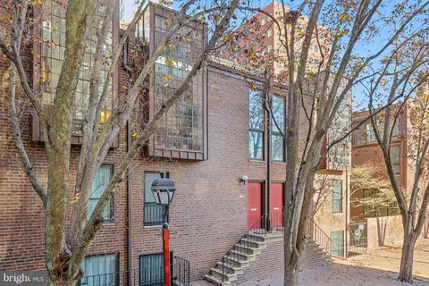 32 Saint James Ct, Philadelphia, PA 19106