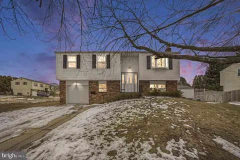 557 Prelate Cir, Philadelphia, PA 19128