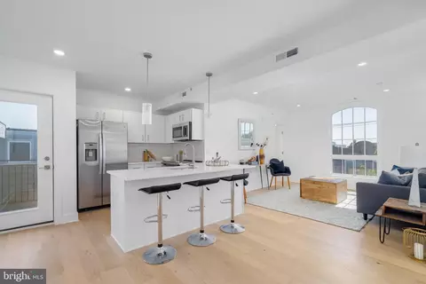 825 Bainbridge St #403, Philadelphia, PA 19147
