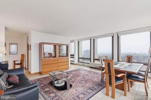 210 Locust St #12DW, Philadelphia, PA 19106