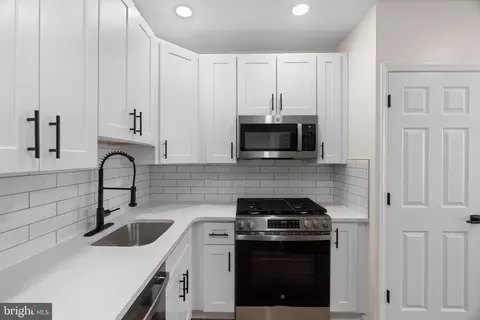 631 Mercy St, Philadelphia, PA 19148