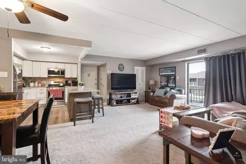 65104 Delaire Landing Rd, Philadelphia, PA 19114