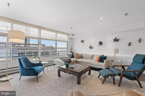 7 N Chris Columbus Blvd #233, Philadelphia, PA 19106