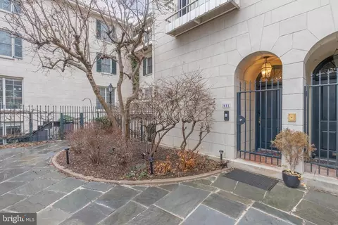 911 Bonaparte Ct, Philadelphia, PA 19107