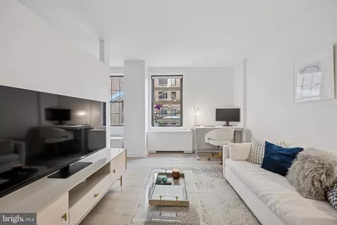 219 S 29 S 18th St #821, Philadelphia, PA 19103