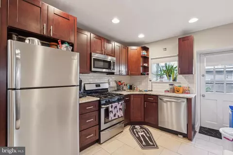 2408 S American St, Philadelphia, PA 19148