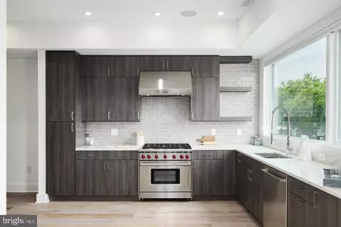 142 S Front St, Philadelphia, PA 19106
