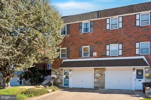 8927 Maxwell Pl, Philadelphia, PA 19152