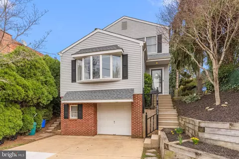 6933 Shelbourne St, Philadelphia, PA 19111