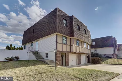 15111 Kovats Dr, Philadelphia, PA 19116