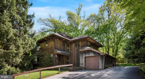 7704 Cresheim Rd, Philadelphia, PA 19118