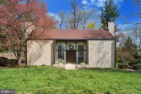 200 Sunrise Ln, Philadelphia, PA 19118