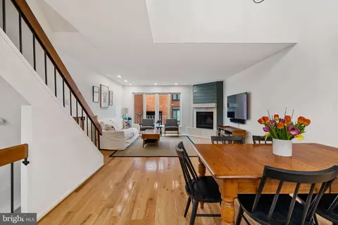 102 Lombard St, Philadelphia, PA 19147