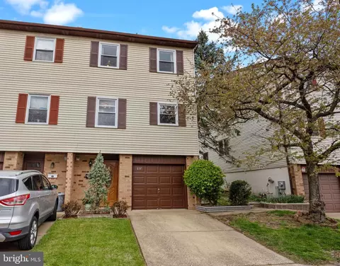 837 N Centennial Sq N, Philadelphia, PA 19116