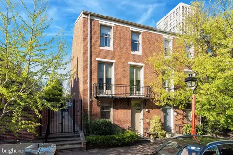 239 Spruce St, Philadelphia, PA 19106