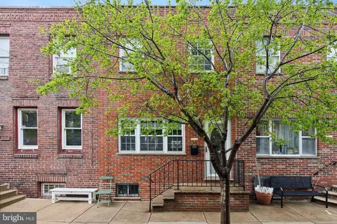833 Pierce St, Philadelphia, PA 19148