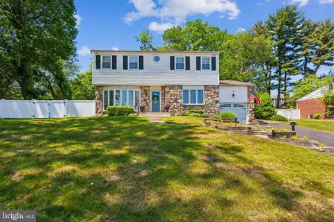 9094 Pine Rd, Philadelphia, PA 19115