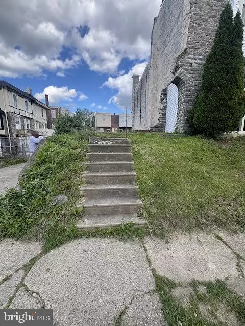 6737 N Sydenham St, Philadelphia, PA 19126