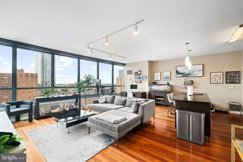 2101 Market St #1104, Philadelphia, PA 19103