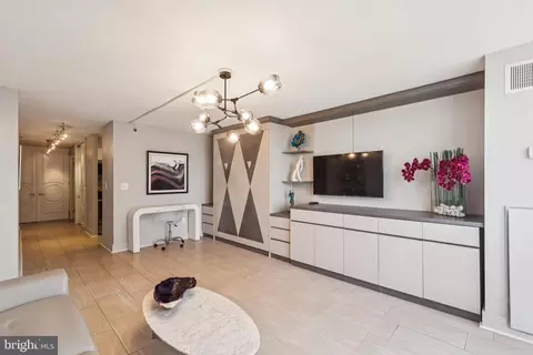 2018 Walnut St #12M, Philadelphia, PA 19103