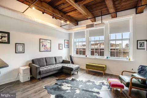 301 Race St #411, Philadelphia, PA 19106