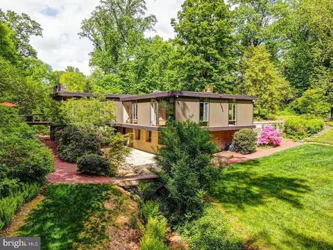 615 W Hartwell Ln, Philadelphia, PA 19118