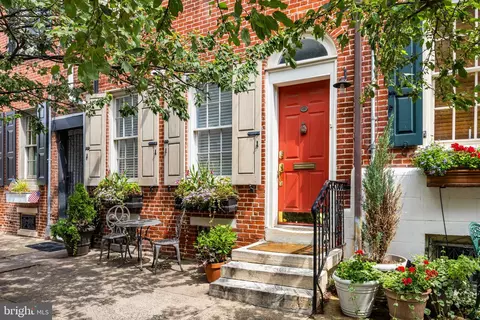 129 Bainbridge St, Philadelphia, PA 19147