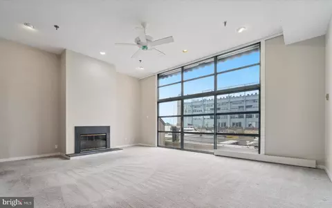 7 N Christopher Columbus Blvd #130, Philadelphia, PA 19106