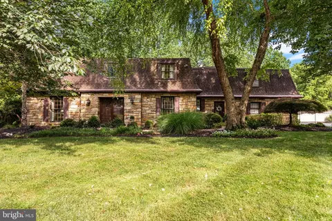 11 S Kings Oak Ln, Philadelphia, PA 19115