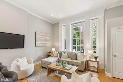 4 Governors Ct, Philadelphia, PA 19146