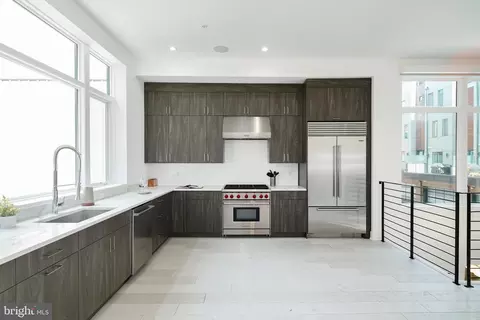 142 S Front St # R, Philadelphia, PA 19106