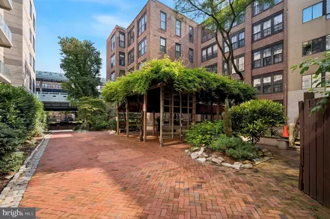 301 Race St #202, Philadelphia, PA 19106